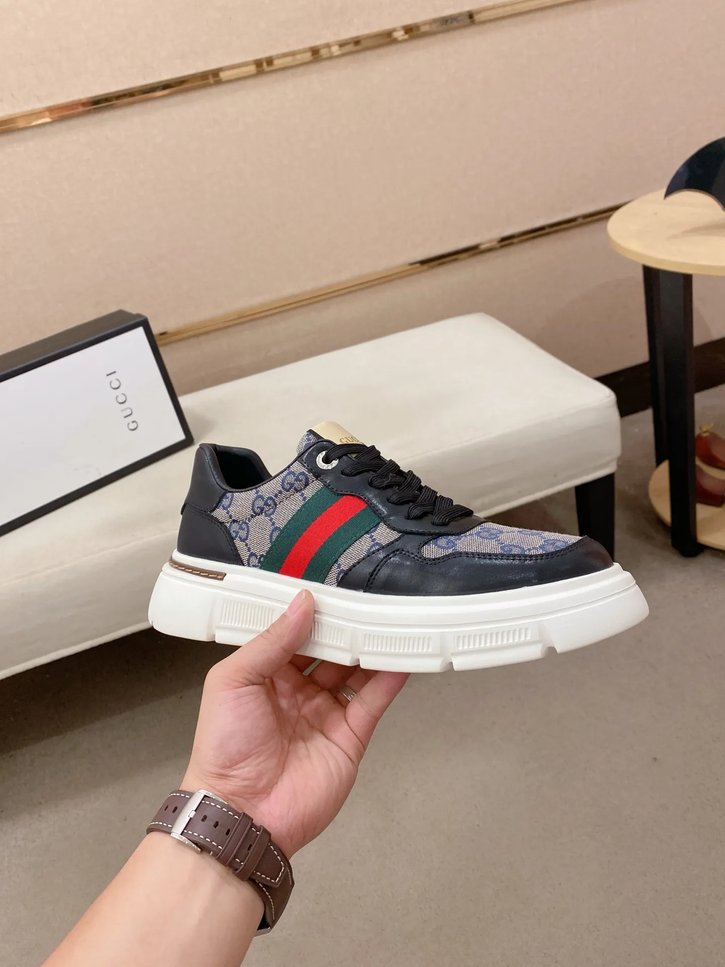 Men's shoes💰 420💰The new GUCCI (Gucci) counters are launched simultaneously. The new men's shoes, 😘fabrics are selected from imported cowhide, and the lining is sheepskin lining. 👍🏿 High-end ☄️ air-cushion molded anti-slip rubber outsole, exquisite lines, simple and elegant, comfortable and high-end for leisure travel. Code number: 38 to 44 (45 can be customized and cannot be returned or exchanged)
